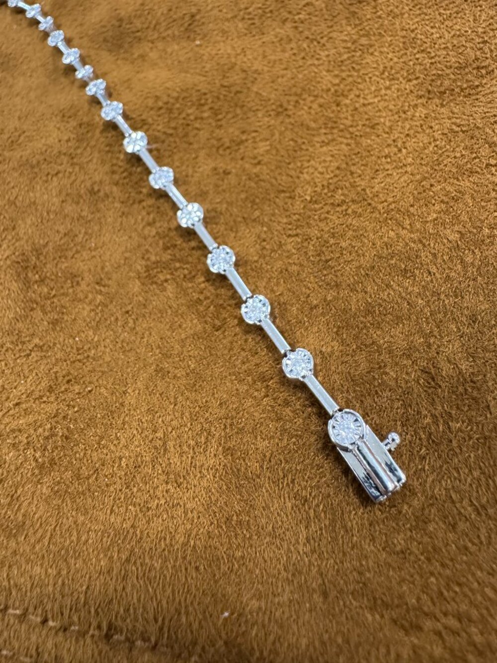 10K White Gold Diamond Tennis Bracelet 7" - Picture 3 of 9